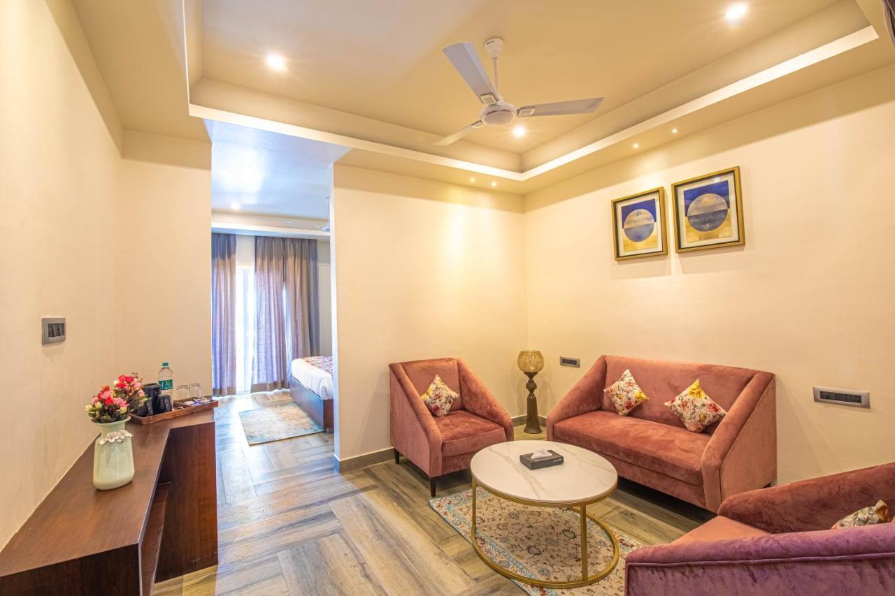 Hotel Js Souvenir Dehradun Exteriör bild