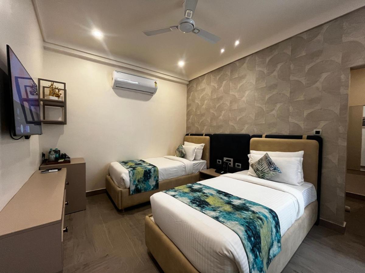 Hotel Js Souvenir Dehradun Exteriör bild