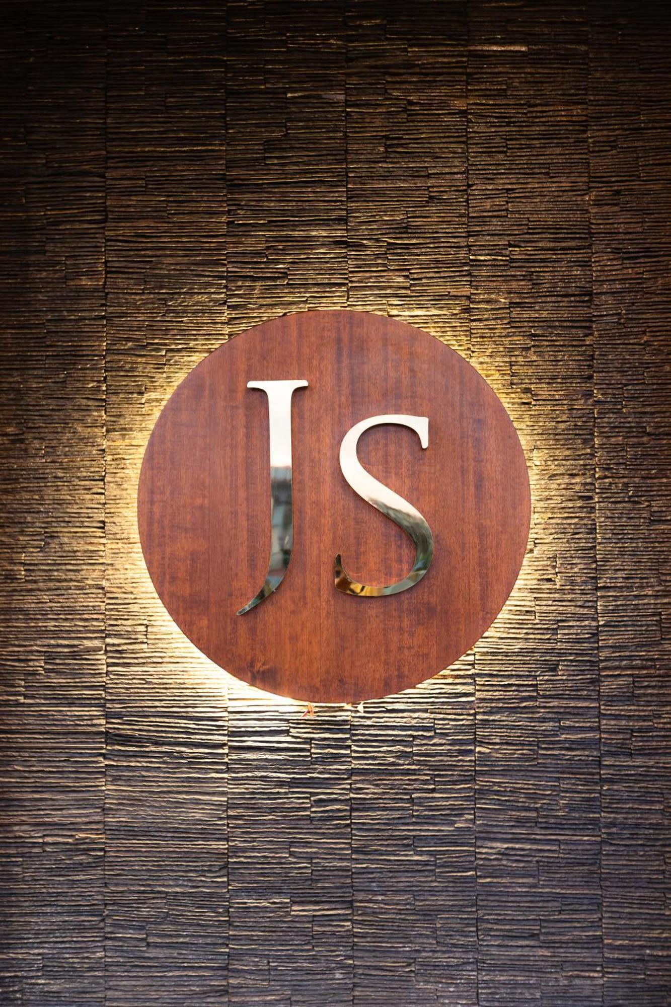 Hotel Js Souvenir Dehradun Exteriör bild